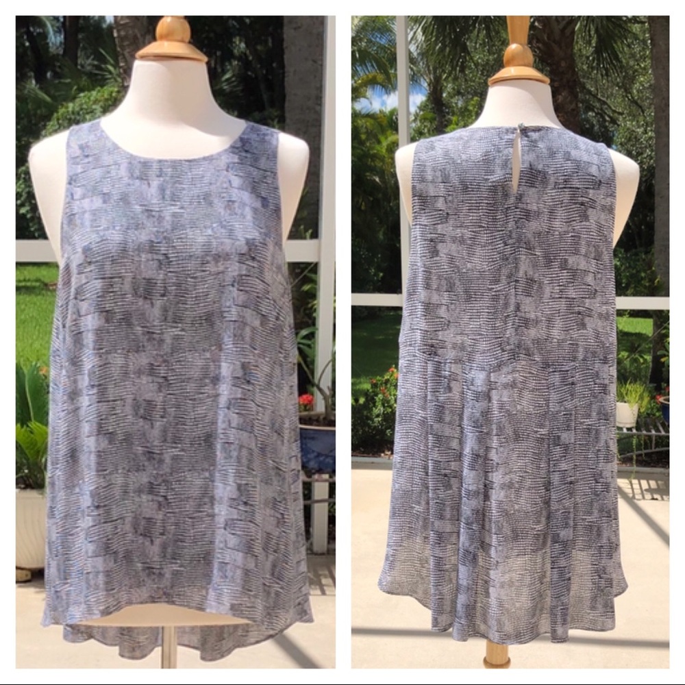 Vince Camuto Navy Blue & White Print High-Low Top w/Back Pleats - Sz. Large EUC